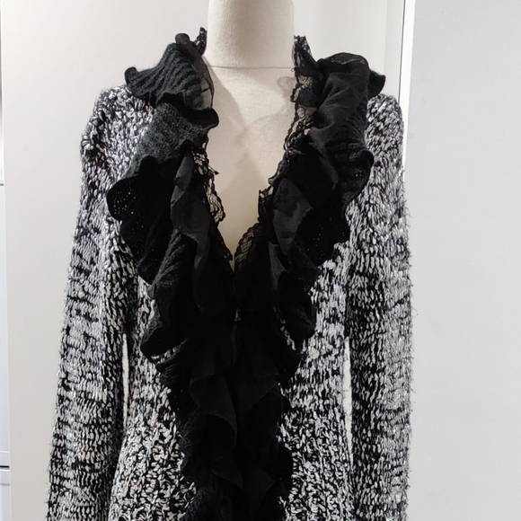 Long sweater with ruffled neck - Picture 2 of 3